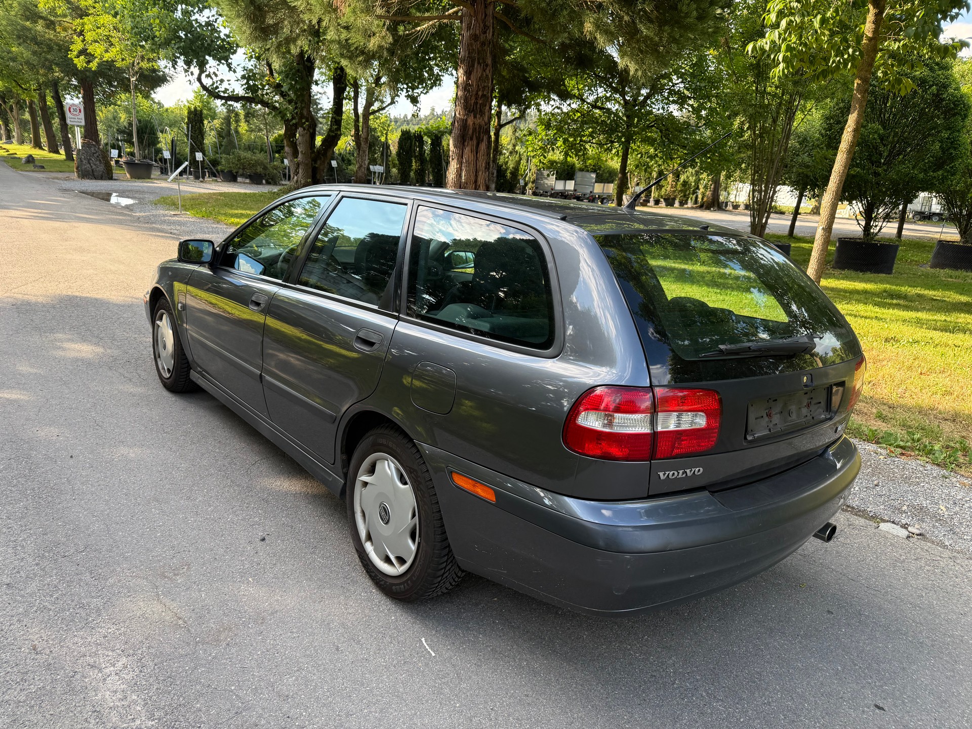 VOLVO V40 2.0 Special/Dynamic Edition-image-3