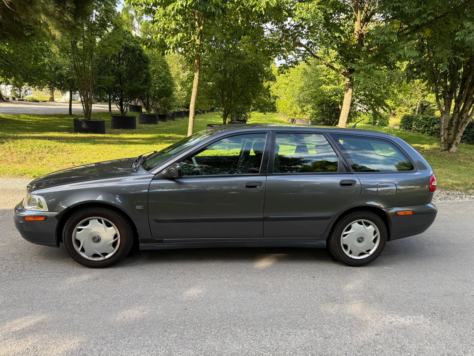 VOLVO V40 2.0 Special/Dynamic Edition-image-2