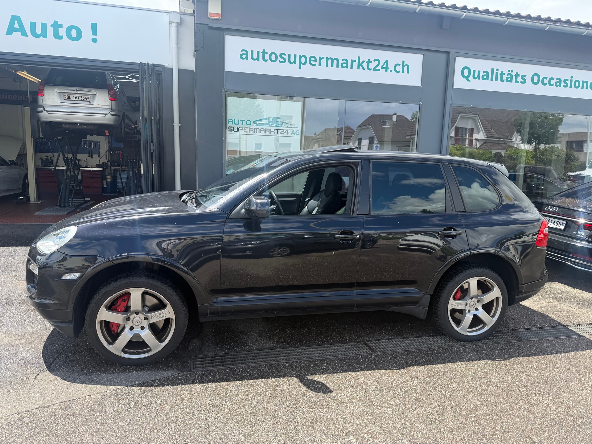 PORSCHE Cayenne Turbo-showroom-element-1