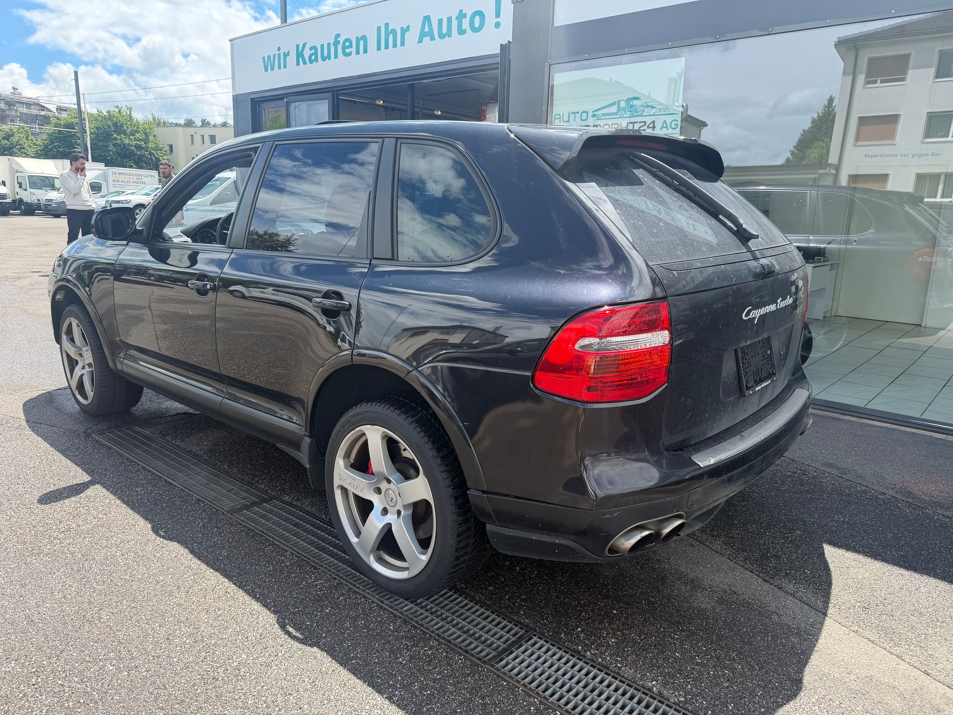 PORSCHE Cayenne Turbo-showroom-element-2