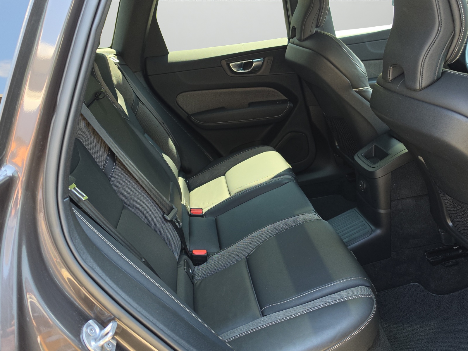 VOLVO XC60 2.0 T6 TE R-Design eAWD-image-15