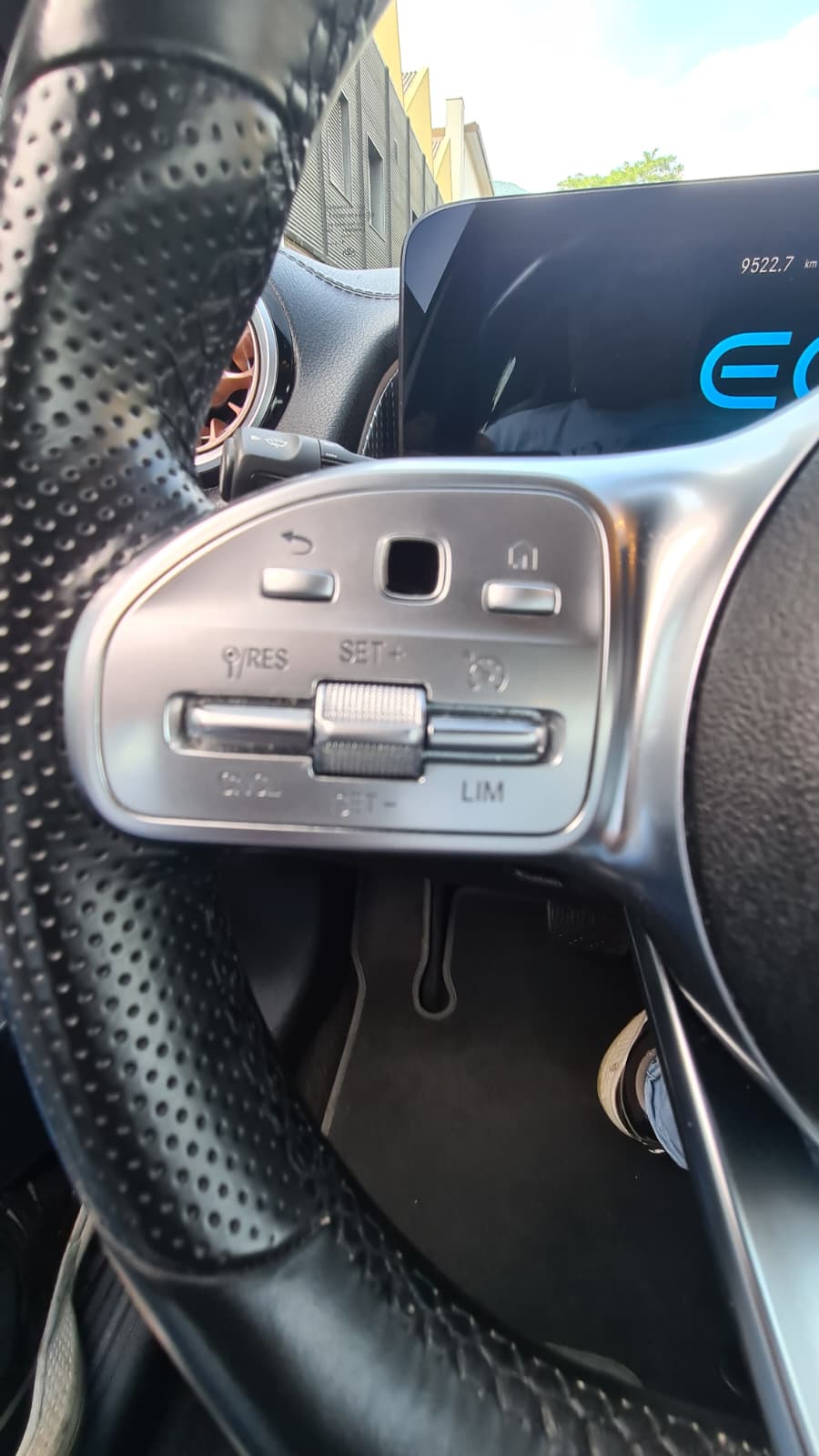 MERCEDES-BENZ EQB 350 4Matic ** NP 65'500.– ** SOH 96,9% ** Gr-Navi ** RF-Kamera ** Sitzheizung ** Ambiente **-image-9