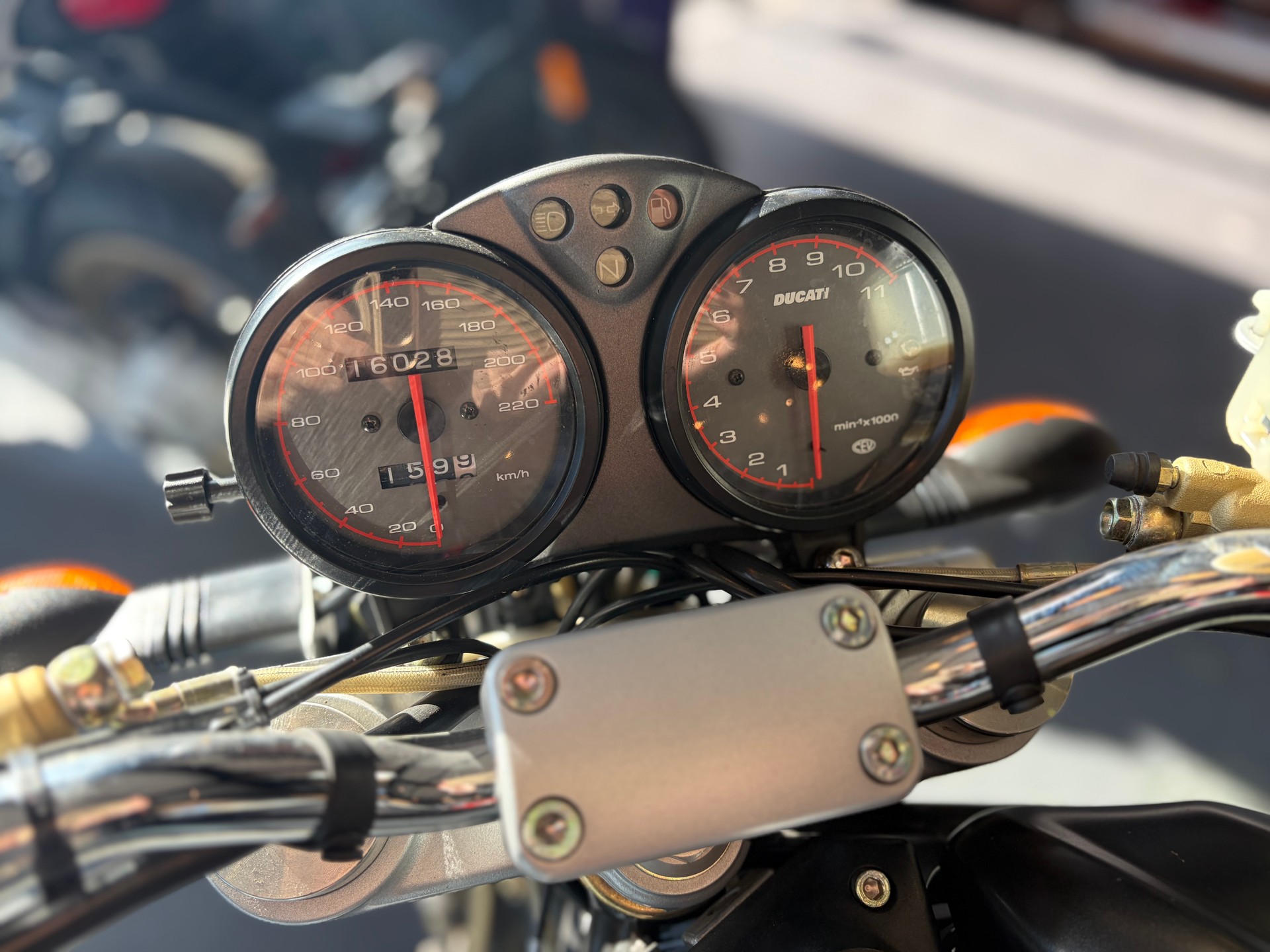 DUCATI Monster 900 i.e.-image-4