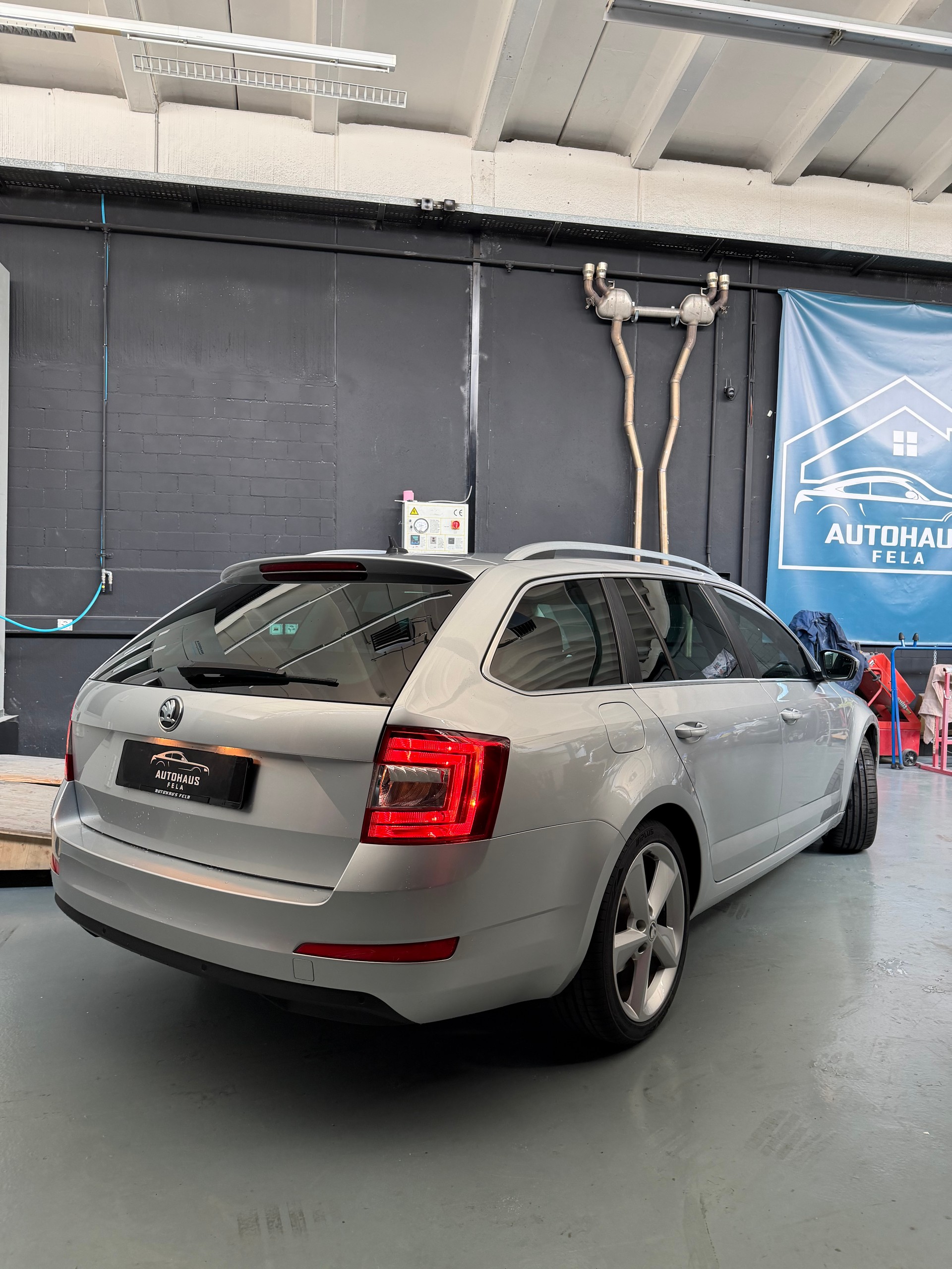 SKODA Octavia Combi 1.8 TSI Ambition-showroom-element-1