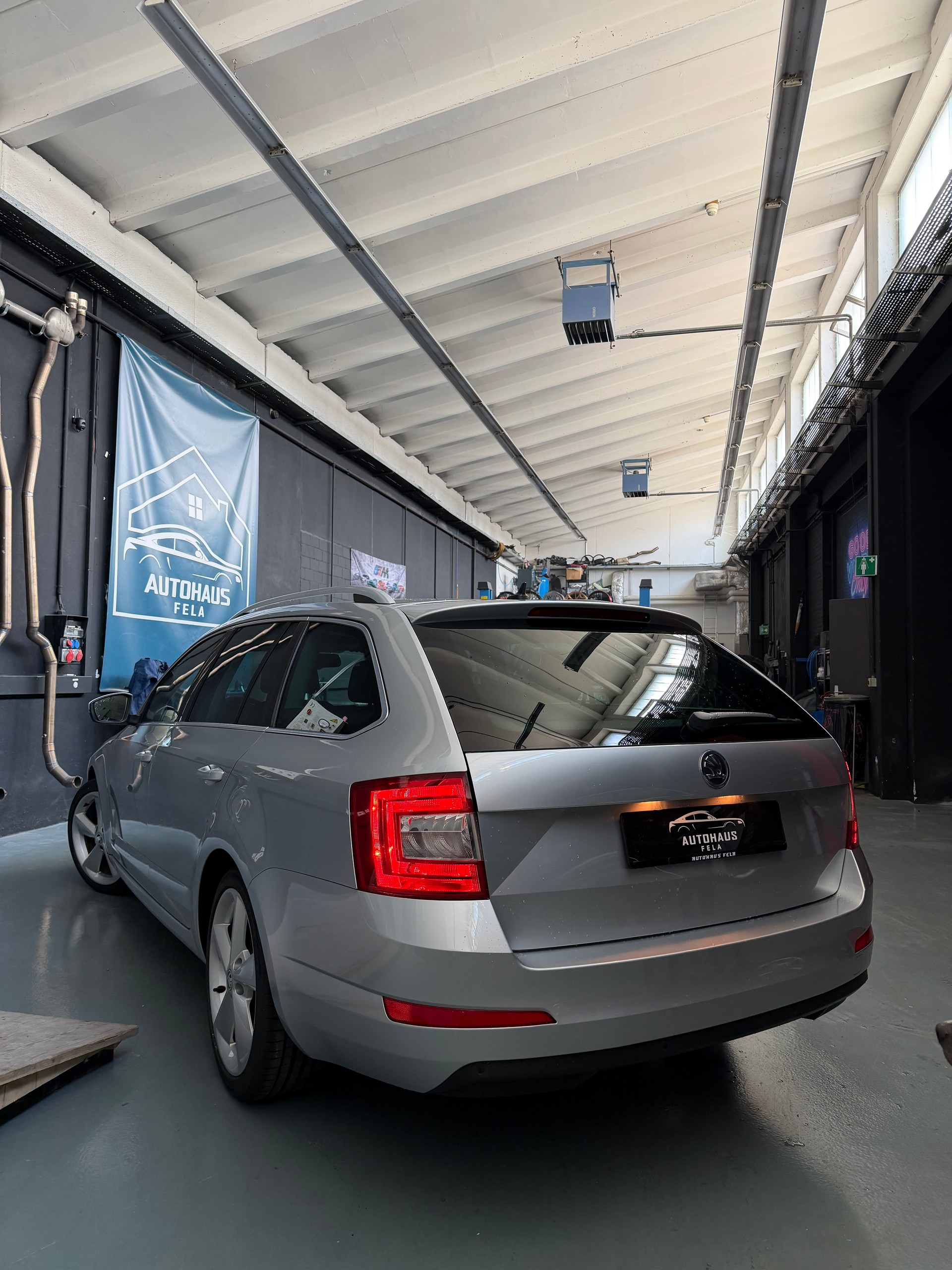 SKODA Octavia Combi 1.8 TSI Ambition-showroom-element-2