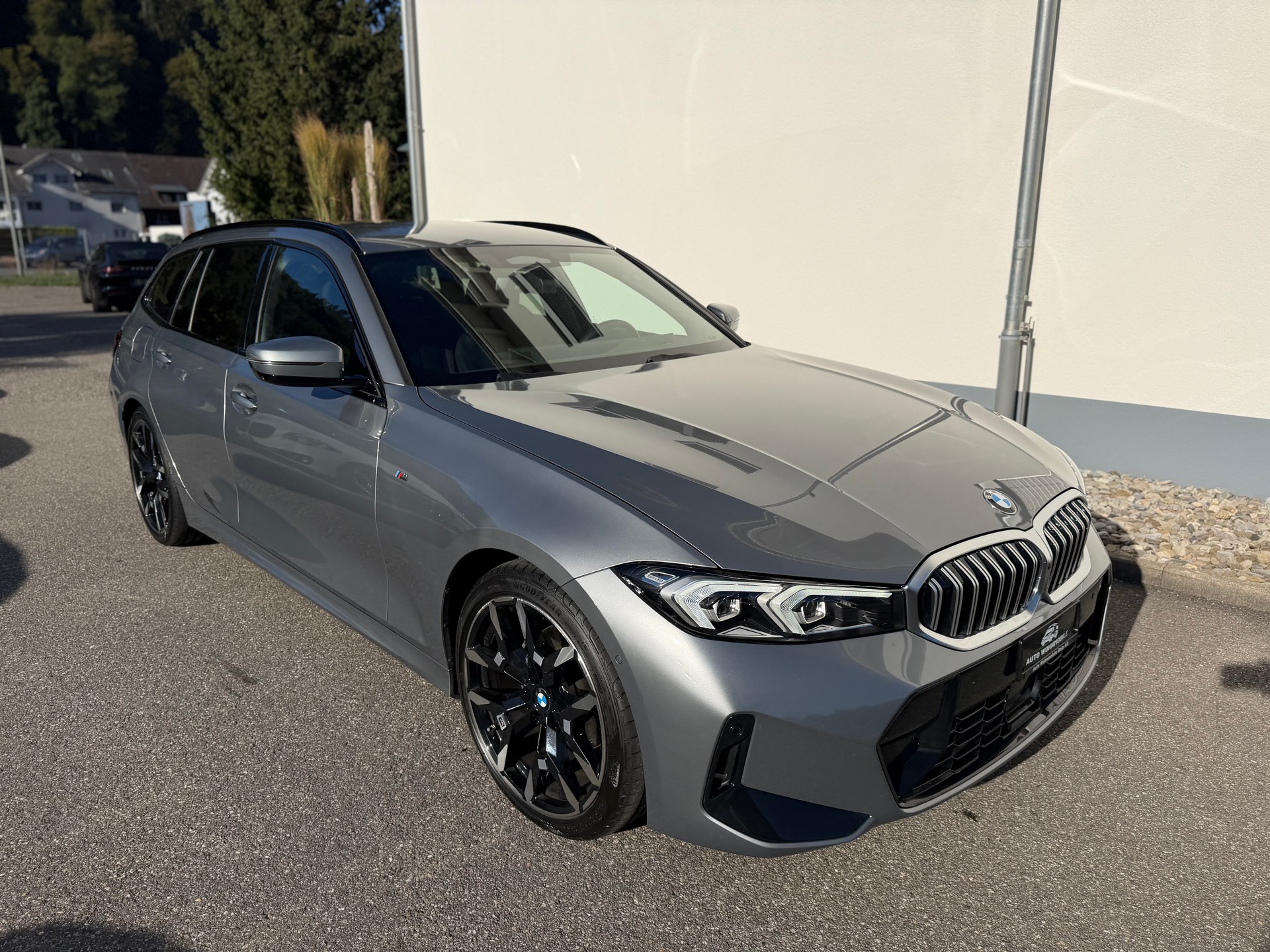 BMW 320d xDrive 48V Touring Steptronic M Sport-showroom-element-2