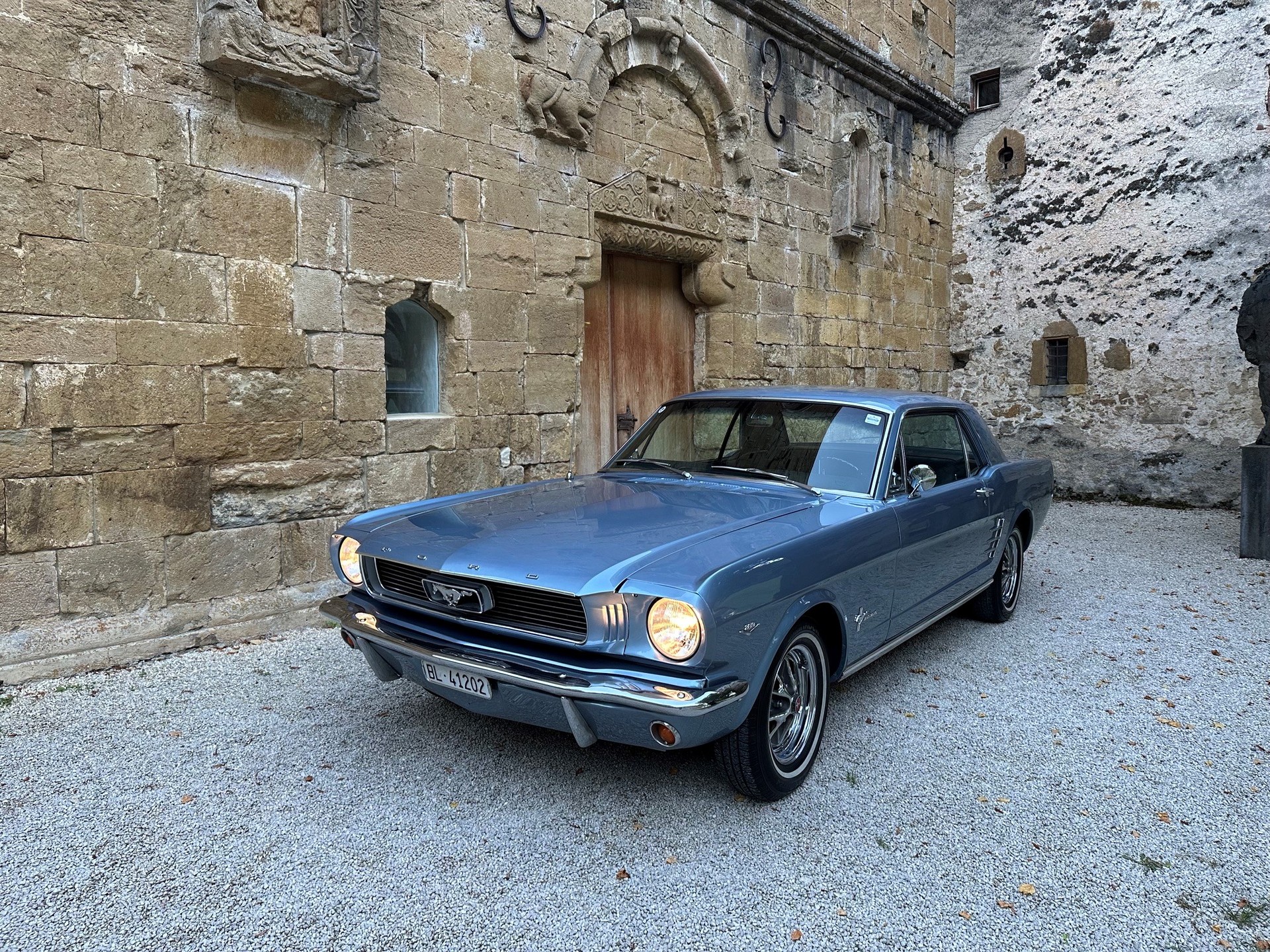 FORD MUSTANG