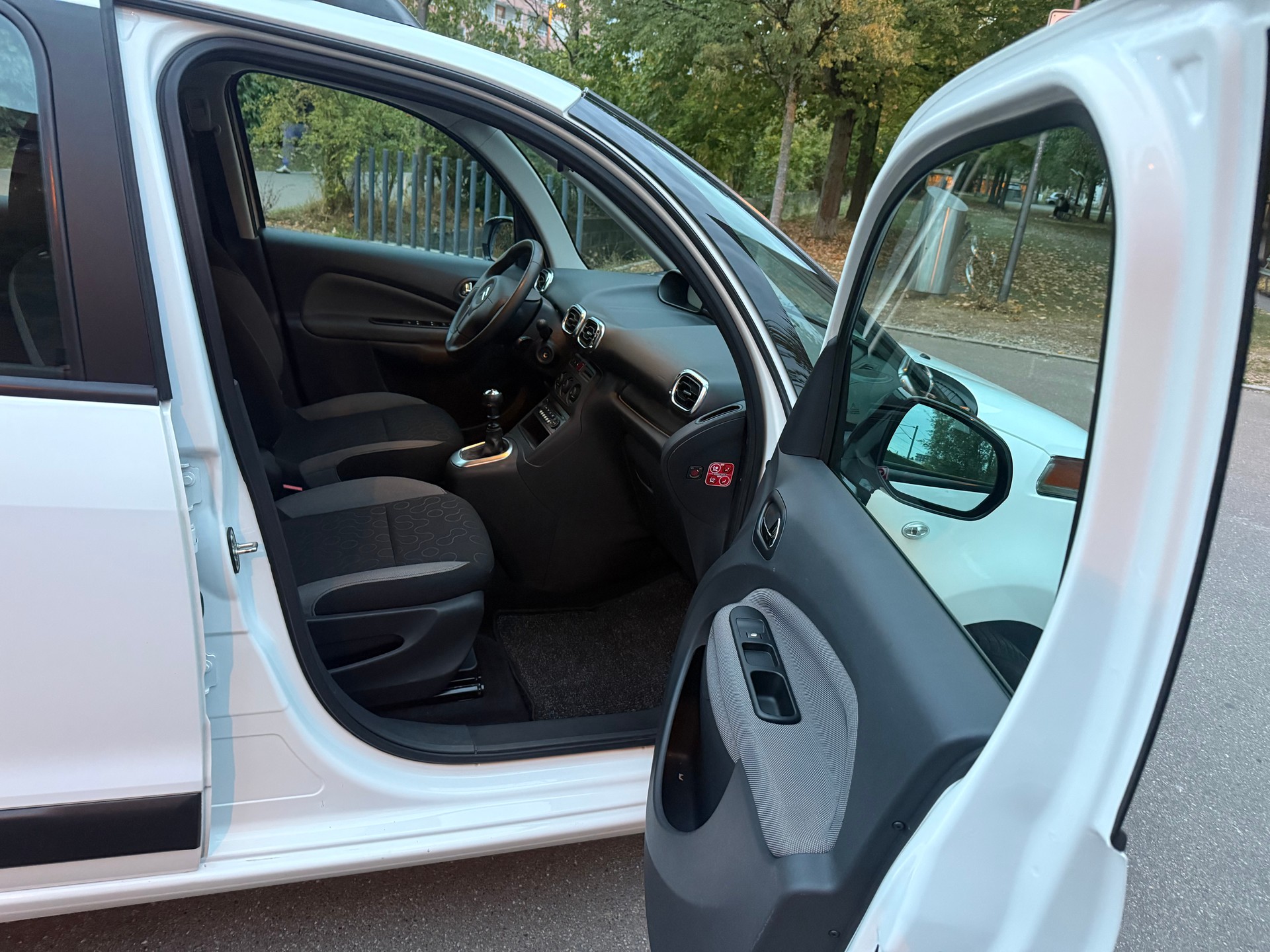 CITROEN C3 Picasso 1.6 HDi Exclusive-image-18