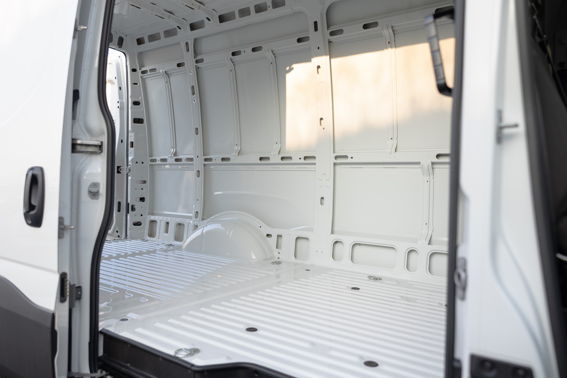 IVECO Daily 35 S 14 V-image-11