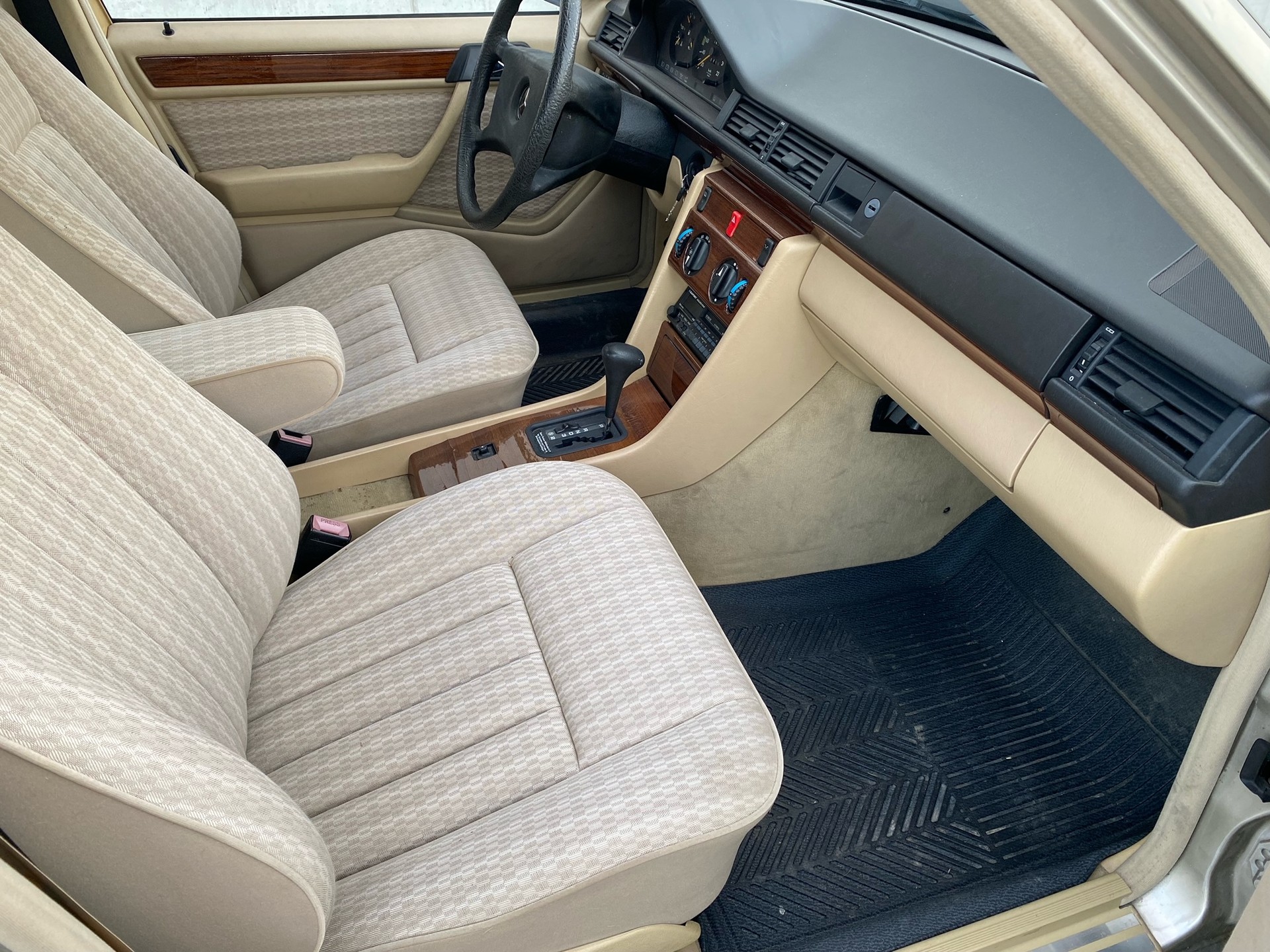 MERCEDES-BENZ 230 E-image-6