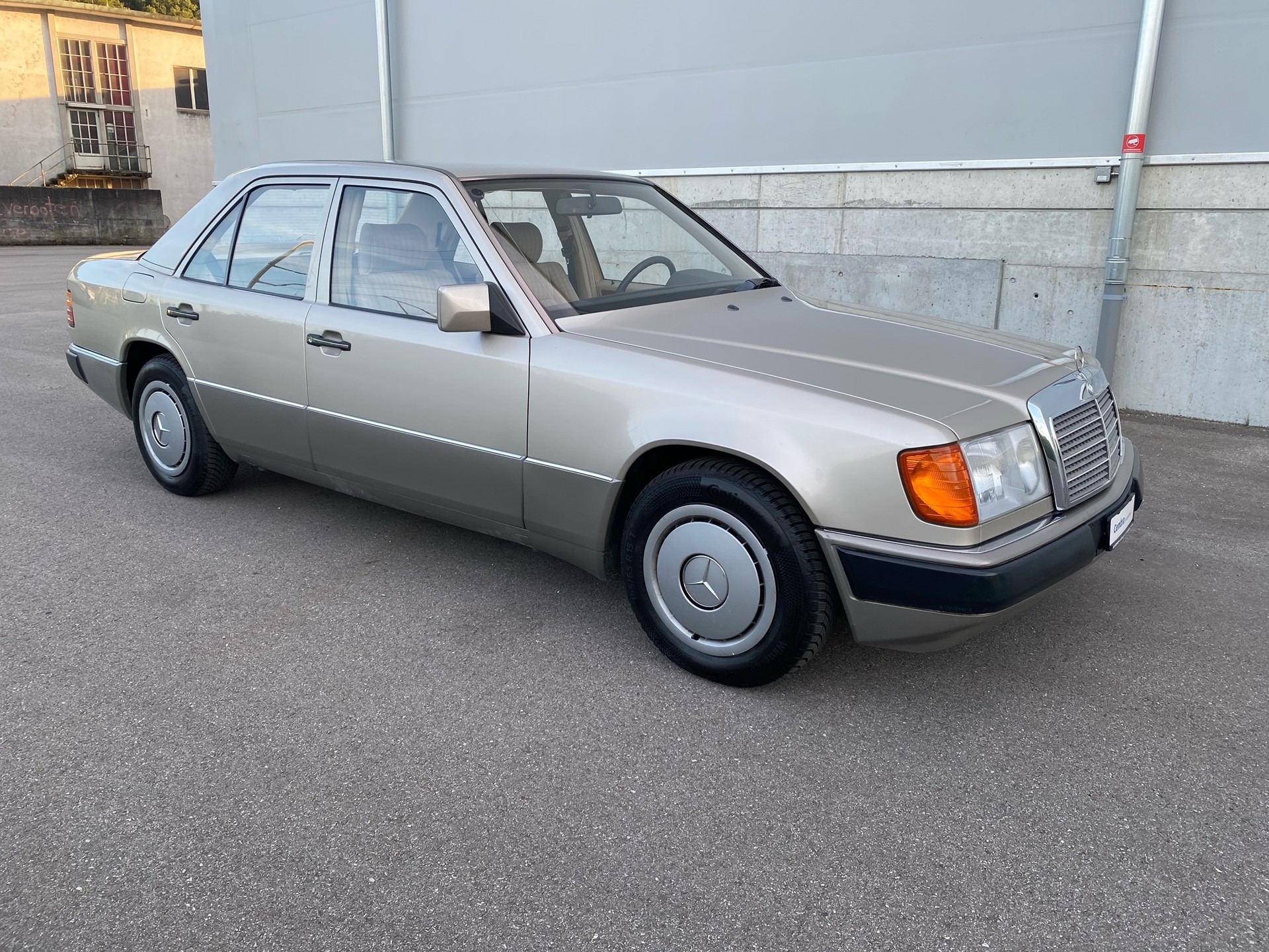 MERCEDES-BENZ 230 E-showroom-element-1