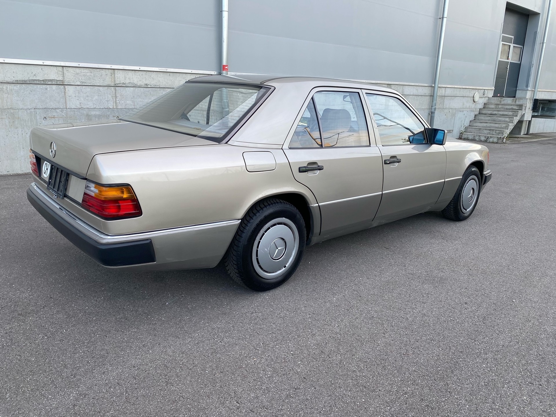 MERCEDES-BENZ 230 E-showroom-element-3