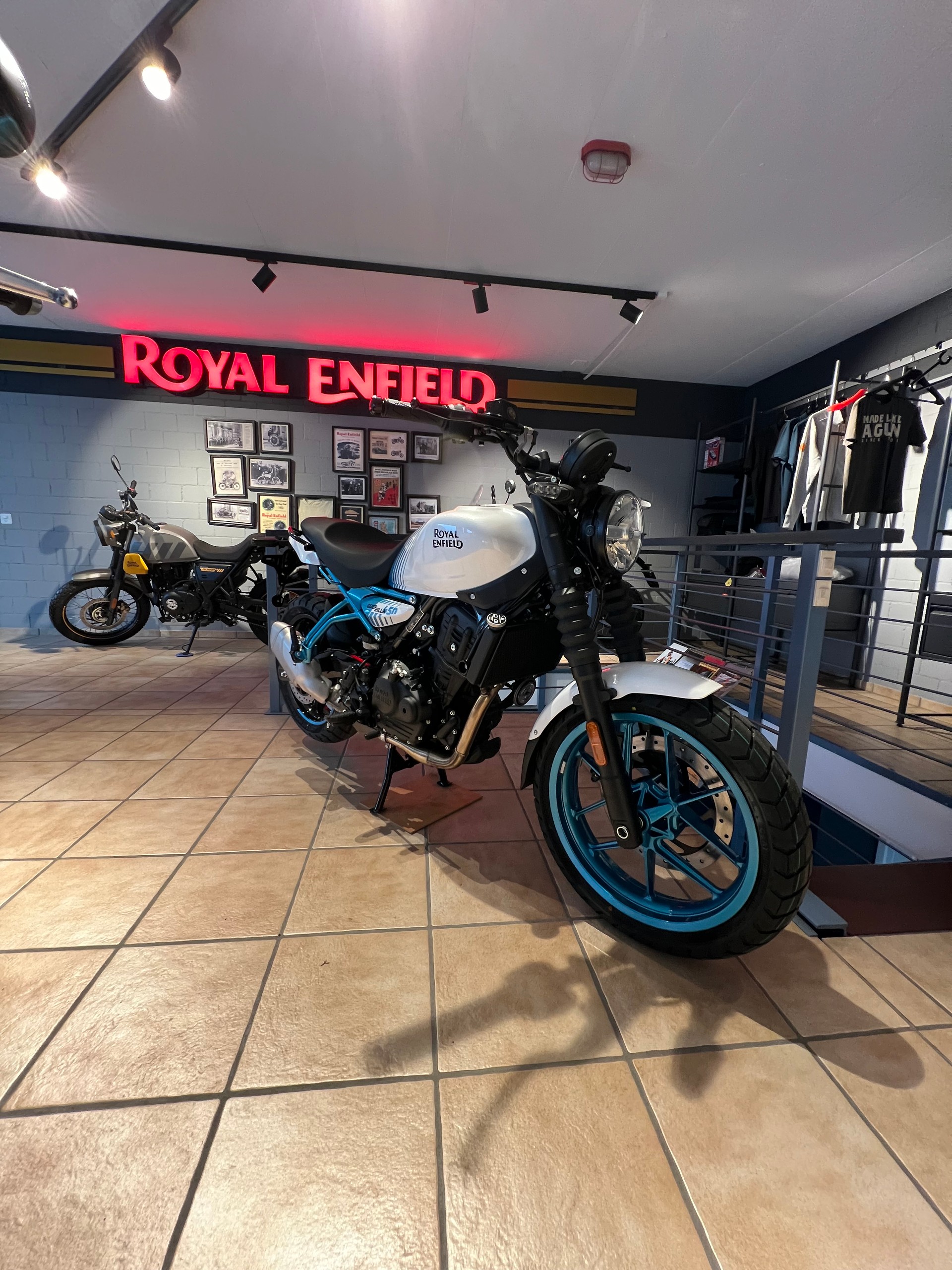 ROYAL ENFIELD Guerrilla 450