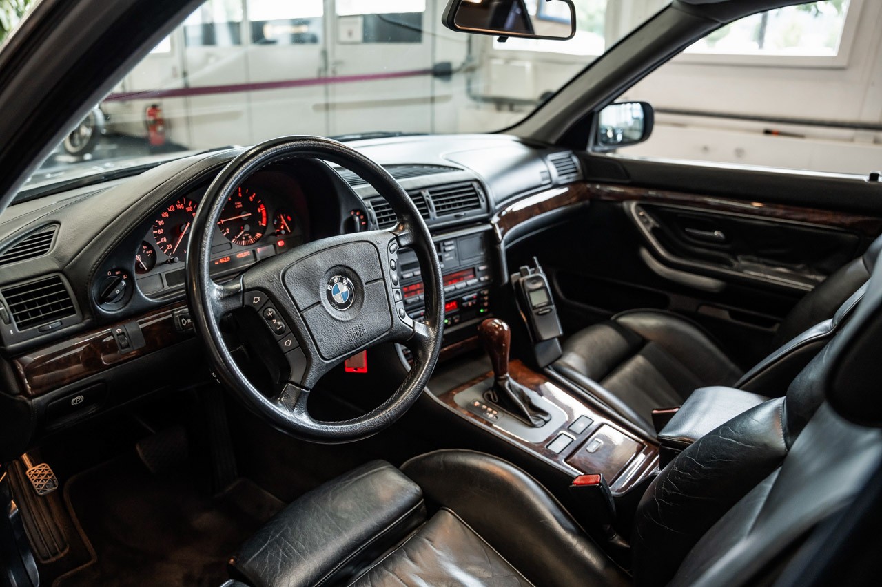 BMW 750i-image-10