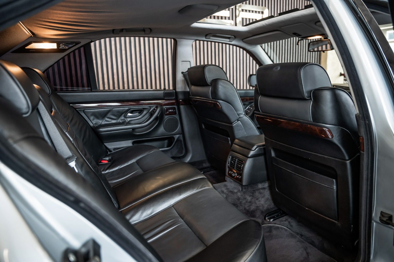 BMW 750i-image-17