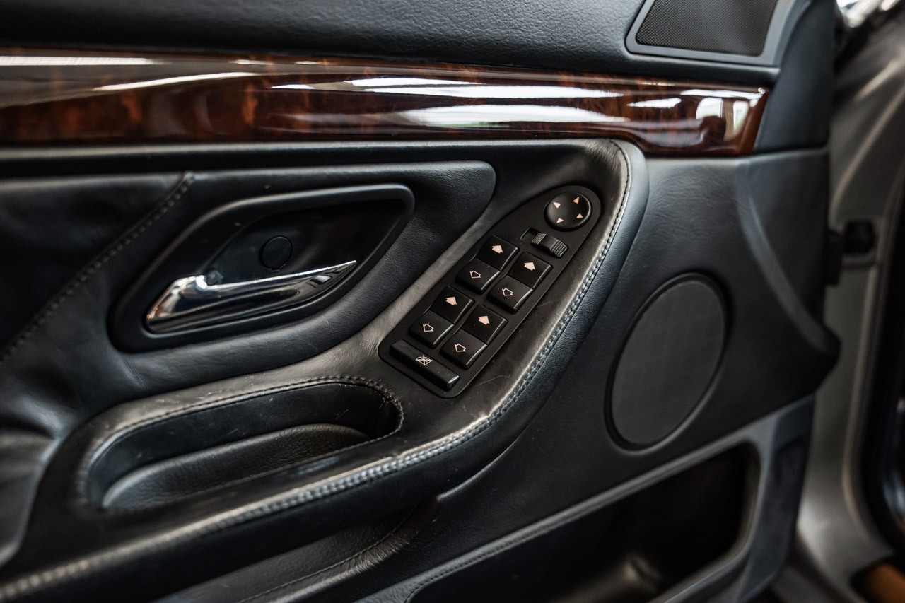 BMW 750i-image-20