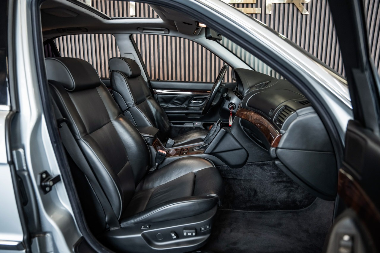 BMW 750i-image-13