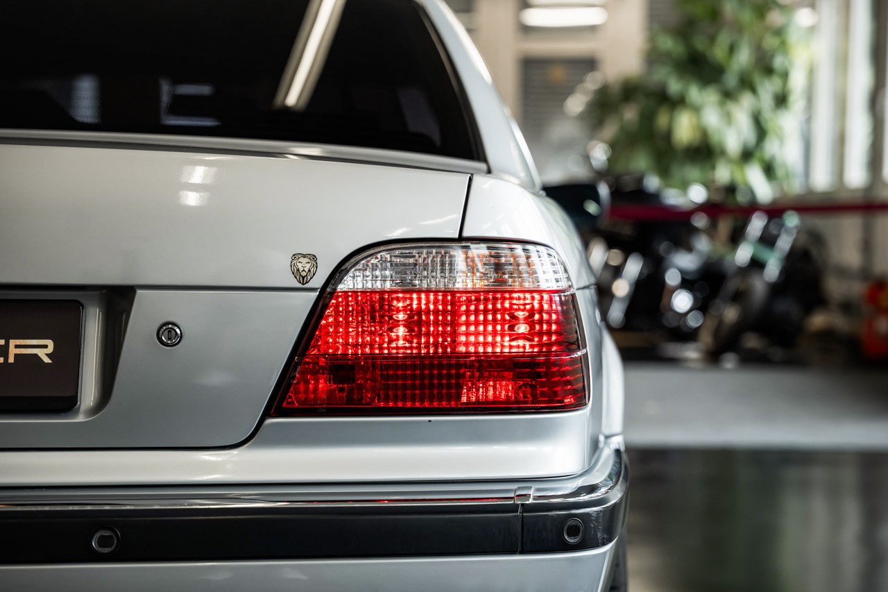 BMW 750i-image-7
