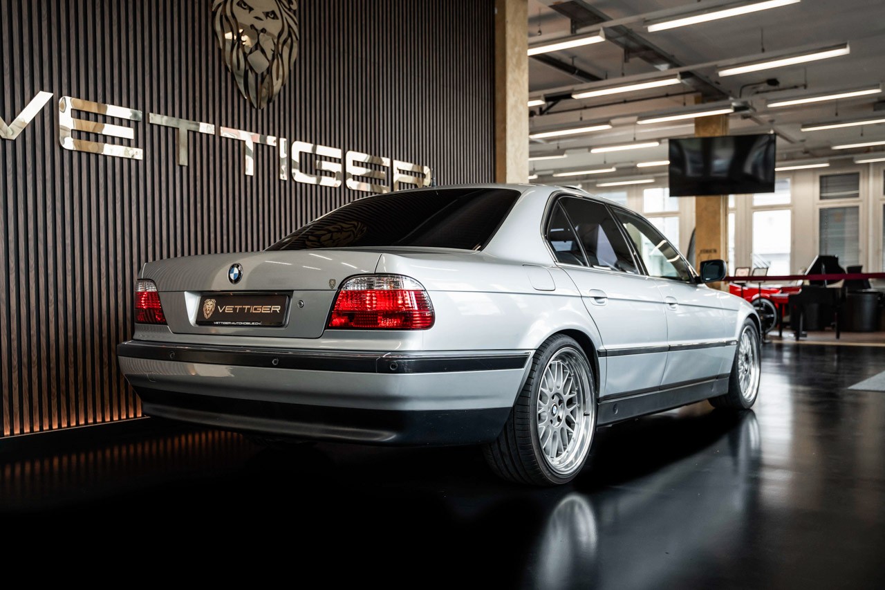 BMW 750i-image-5