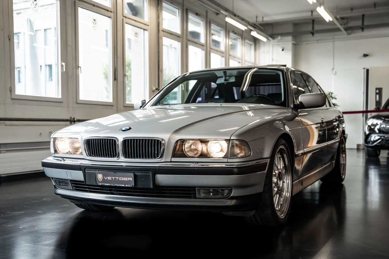 BMW 750i-showroom-element-2