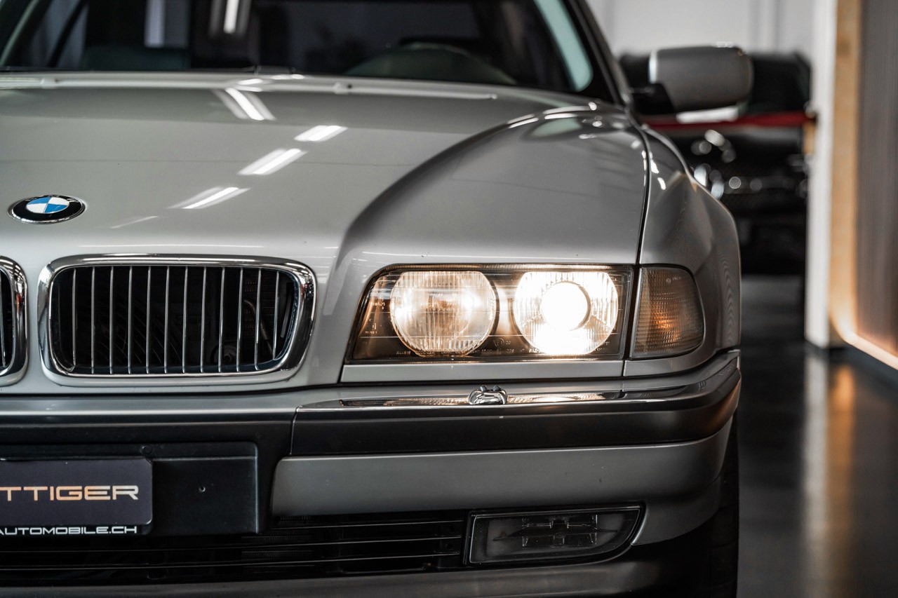 BMW 750i-image-6