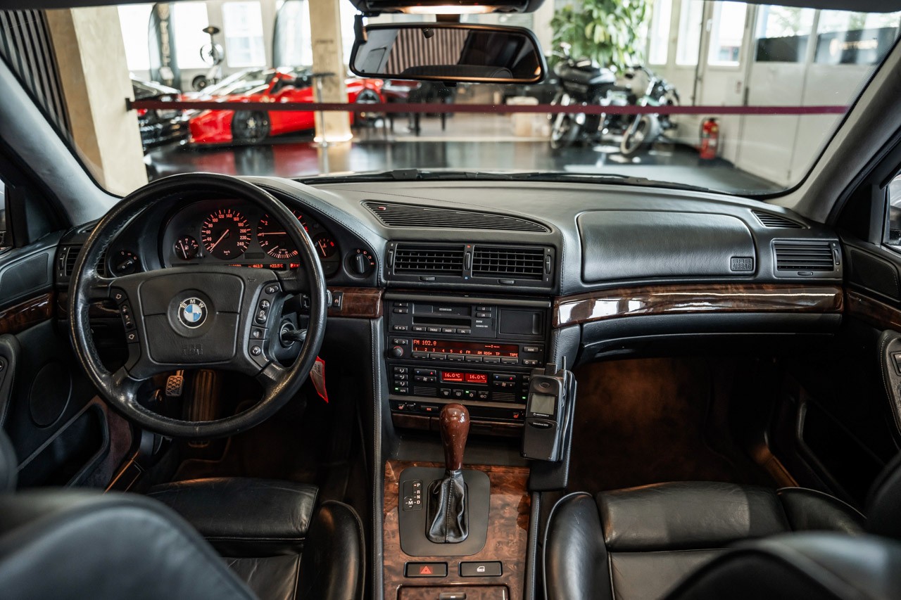 BMW 750i-image-9
