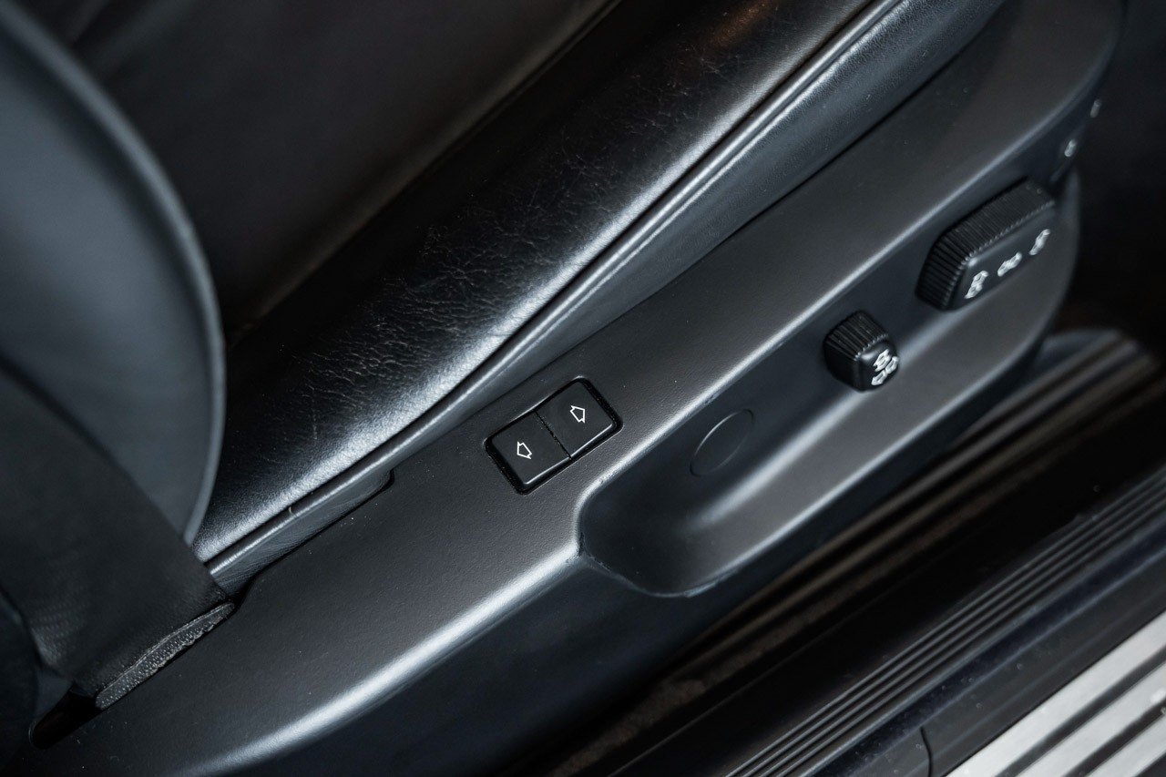 BMW 750i-image-24