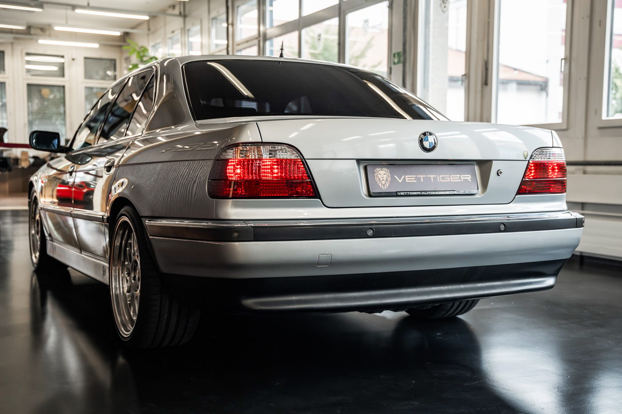 BMW 750i-showroom-element-3