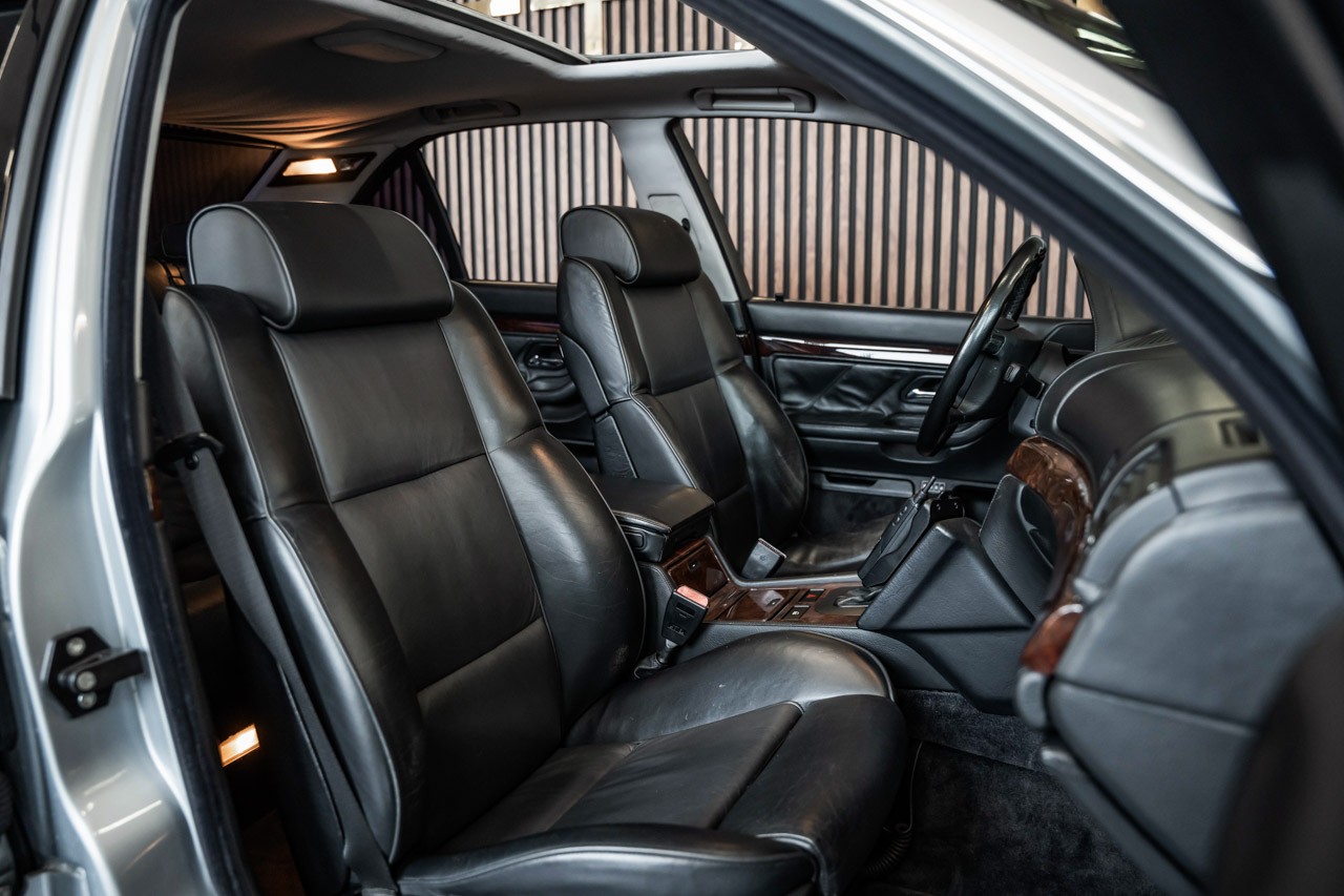 BMW 750i-image-14