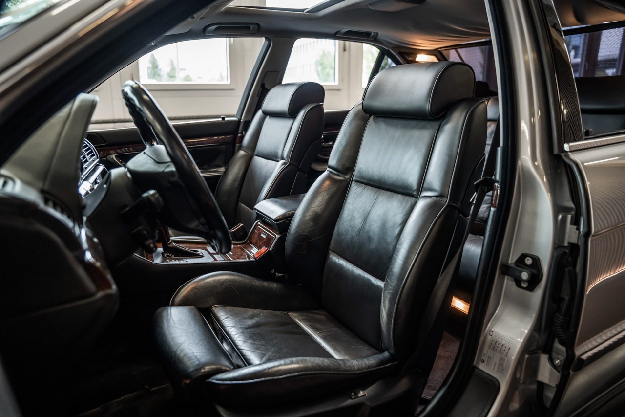 BMW 750i-image-11