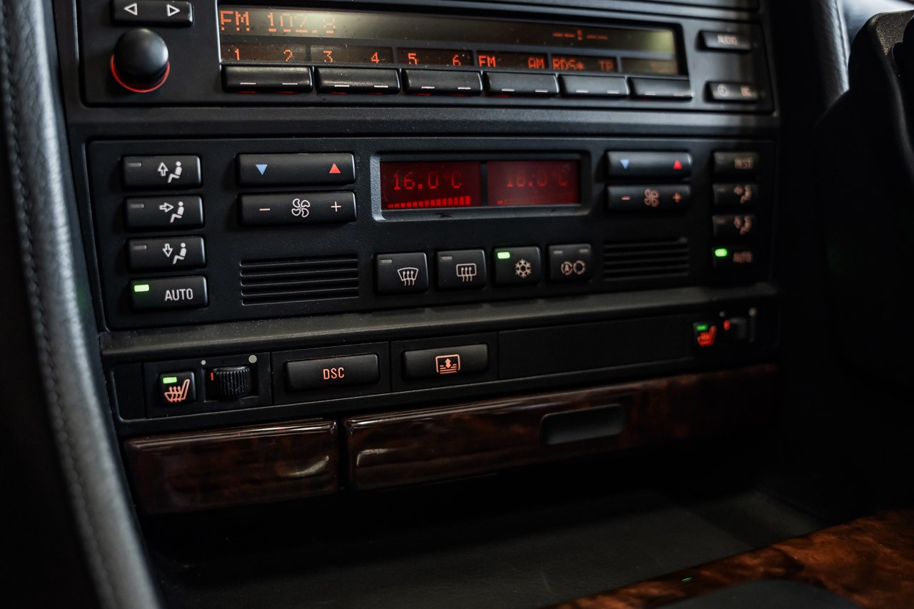 BMW 750i-image-19