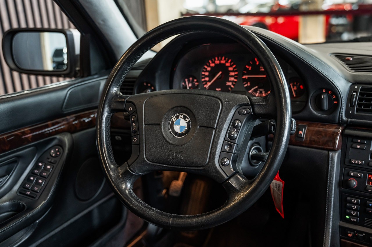 BMW 750i-image-29