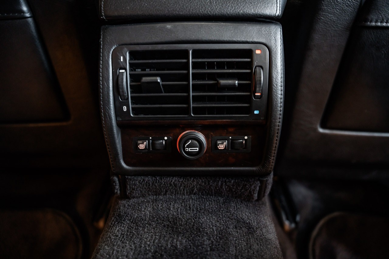 BMW 750i-image-25