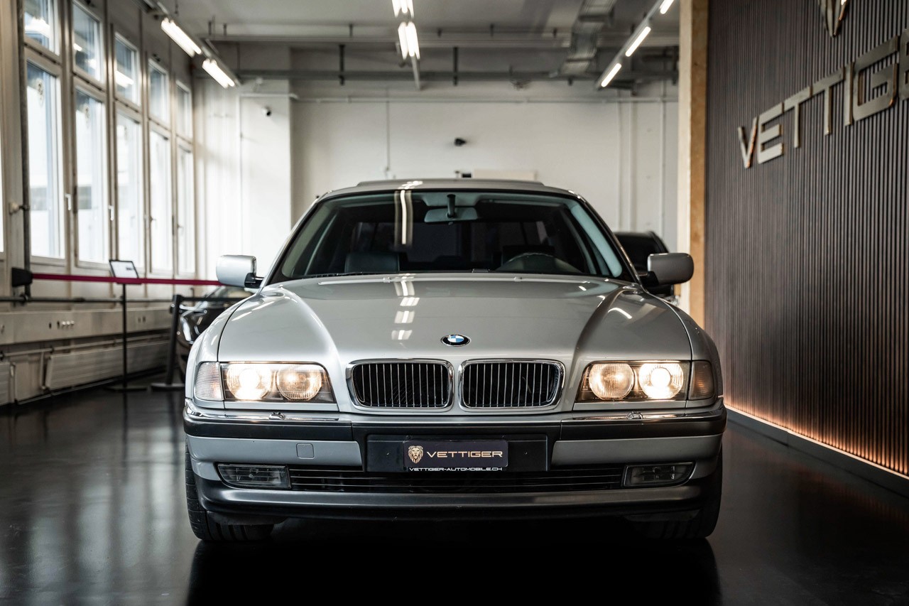 BMW 750i-showroom-element-1