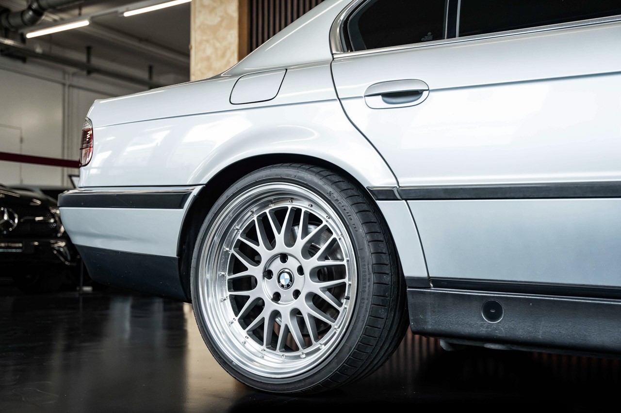 BMW 750i-image-8