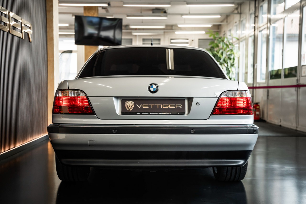 BMW 750i-image-4