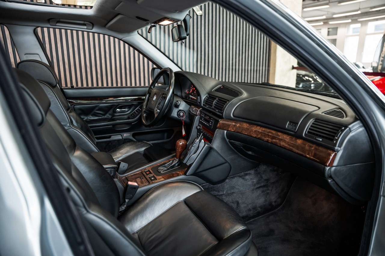 BMW 750i-image-12