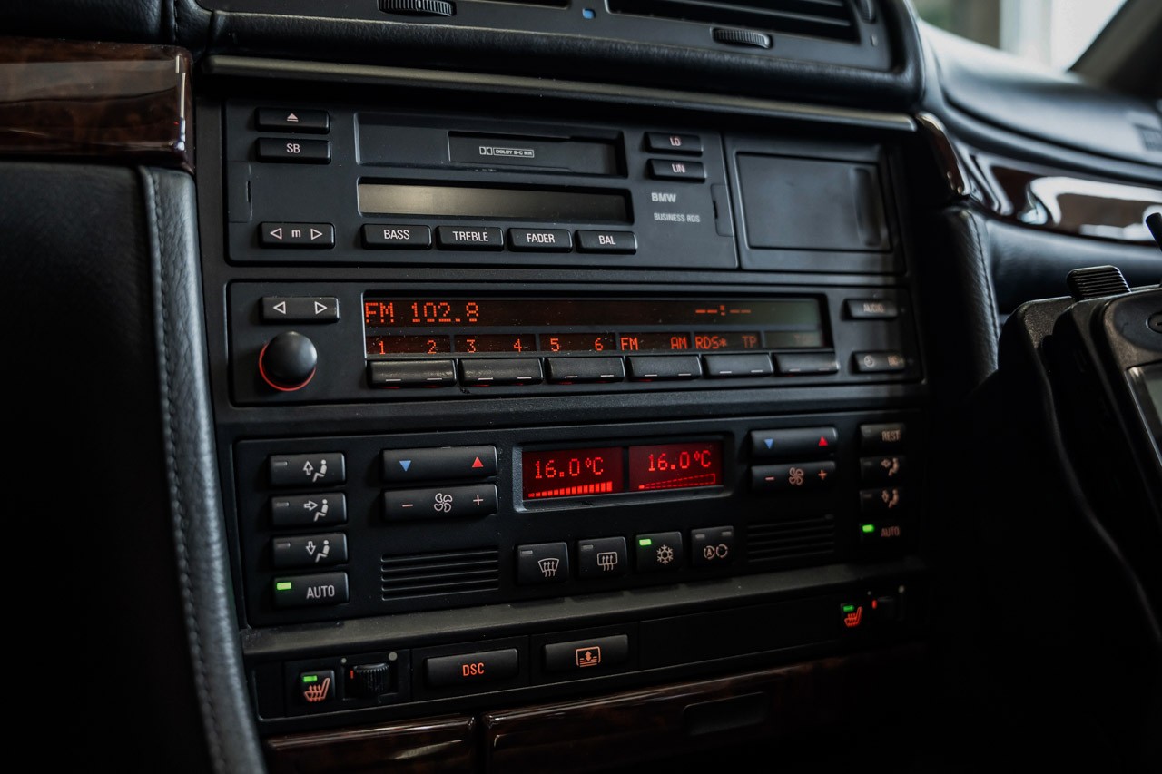 BMW 750i-image-18