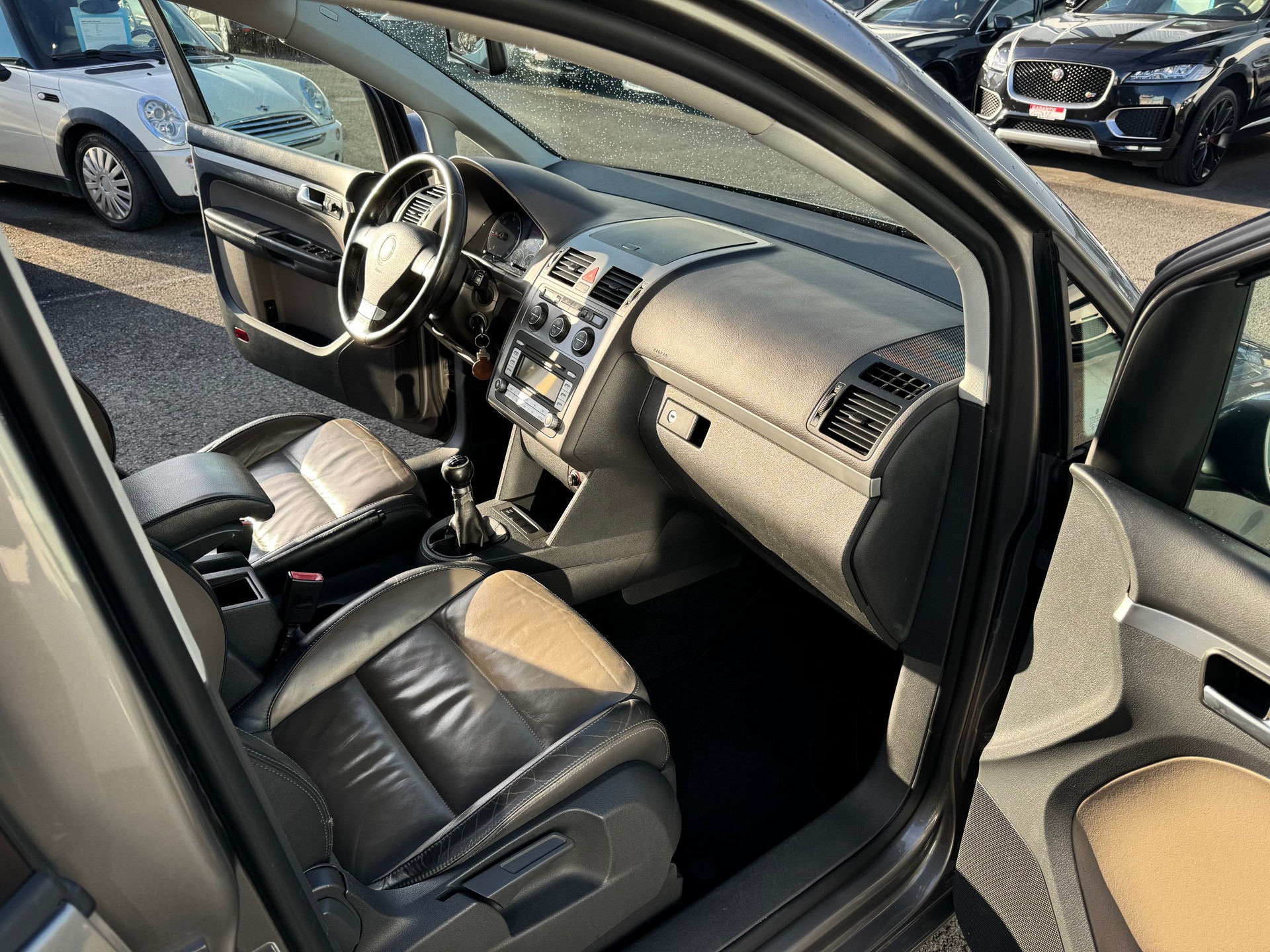 VW Touran 2.0 TDI Highline-image-12