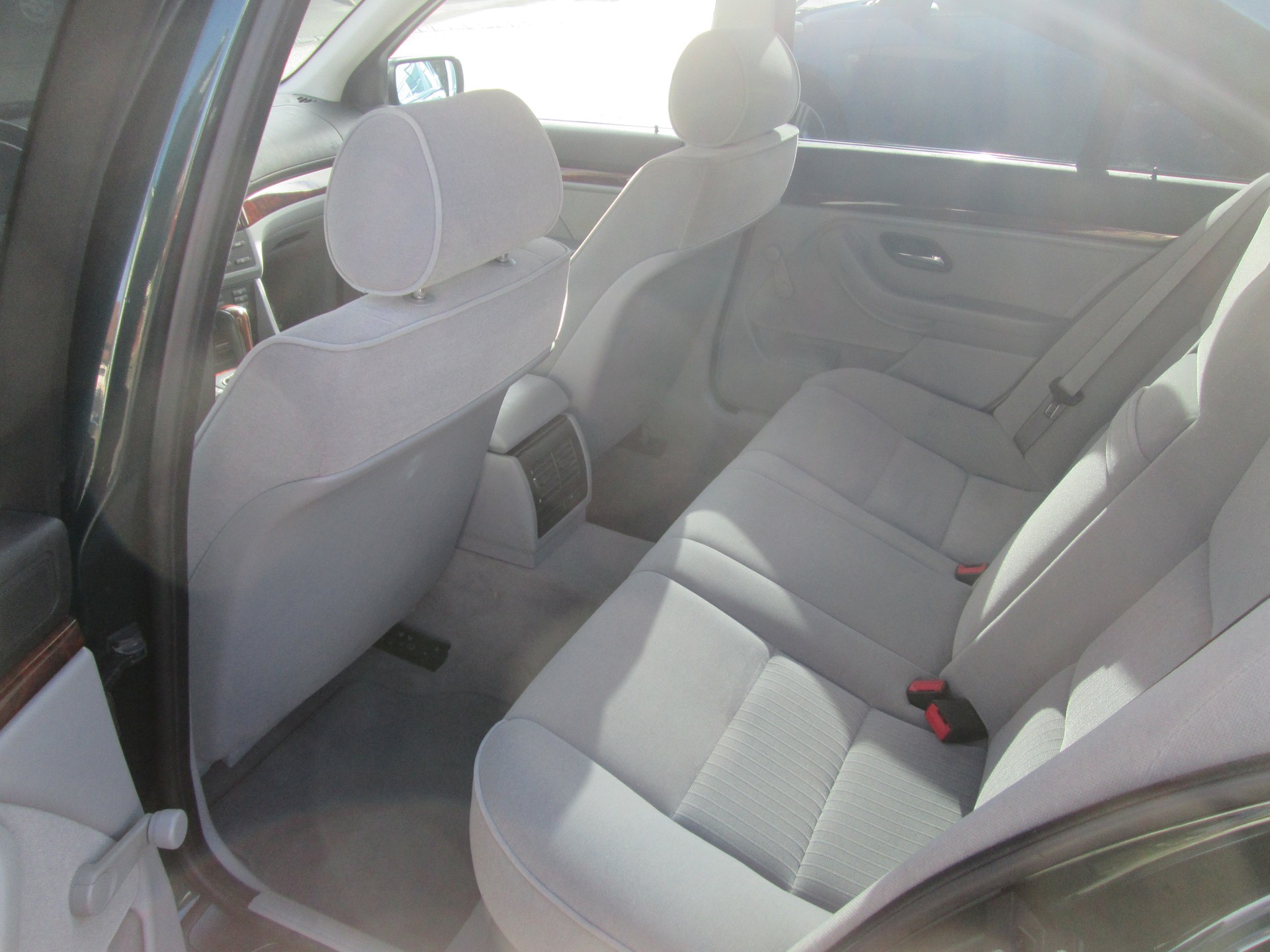 BMW 523i-image-9