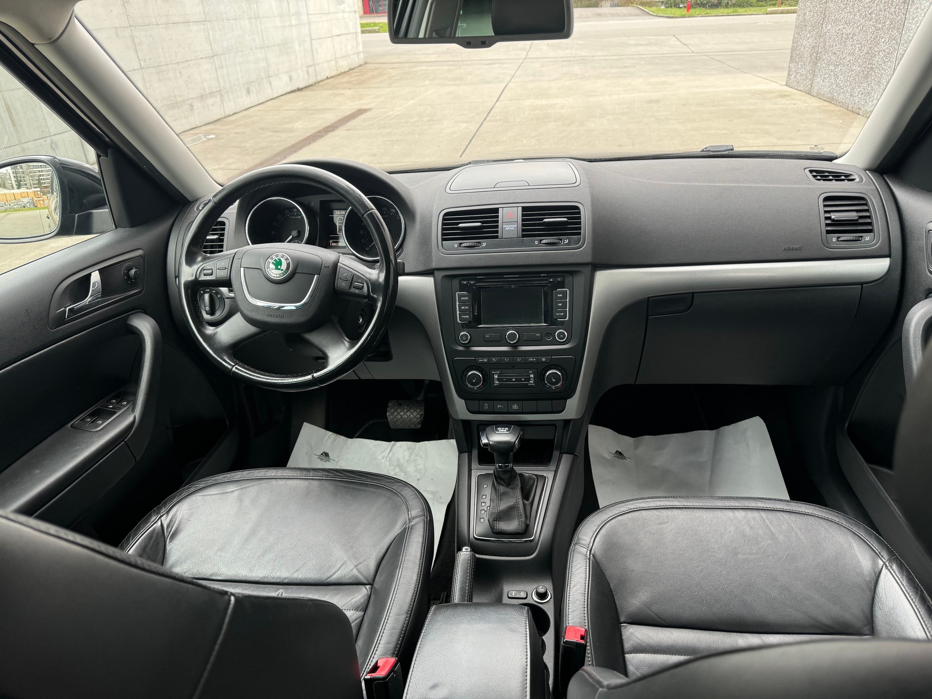 SKODA Yeti 2.0 TDI Elegance 4x4 DSG-image-12