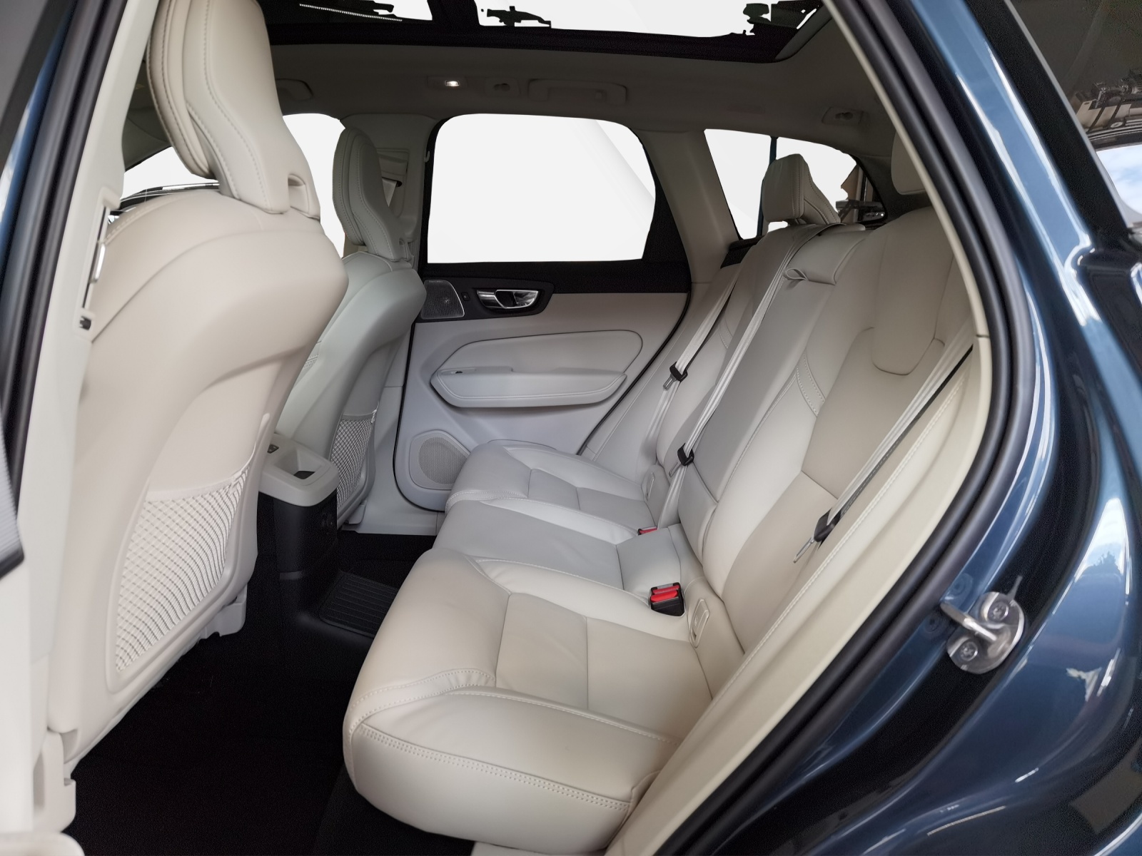 VOLVO XC60 2.0 T8 TE Ultra Bright eAWD-image-4