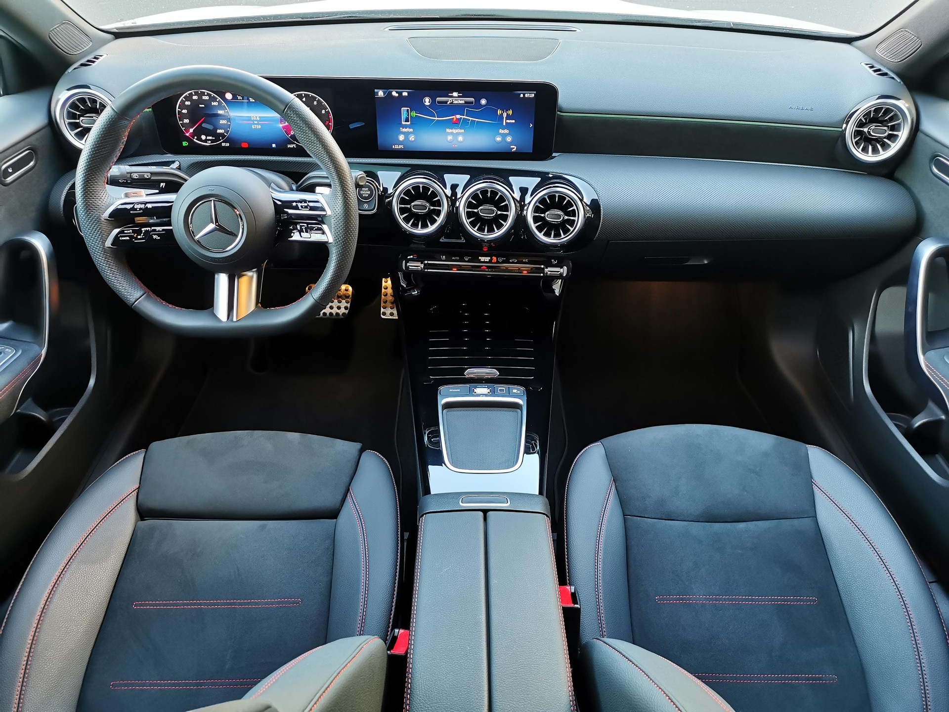 MERCEDES-BENZ A 250 AMG Line 4m Limousine-image-8