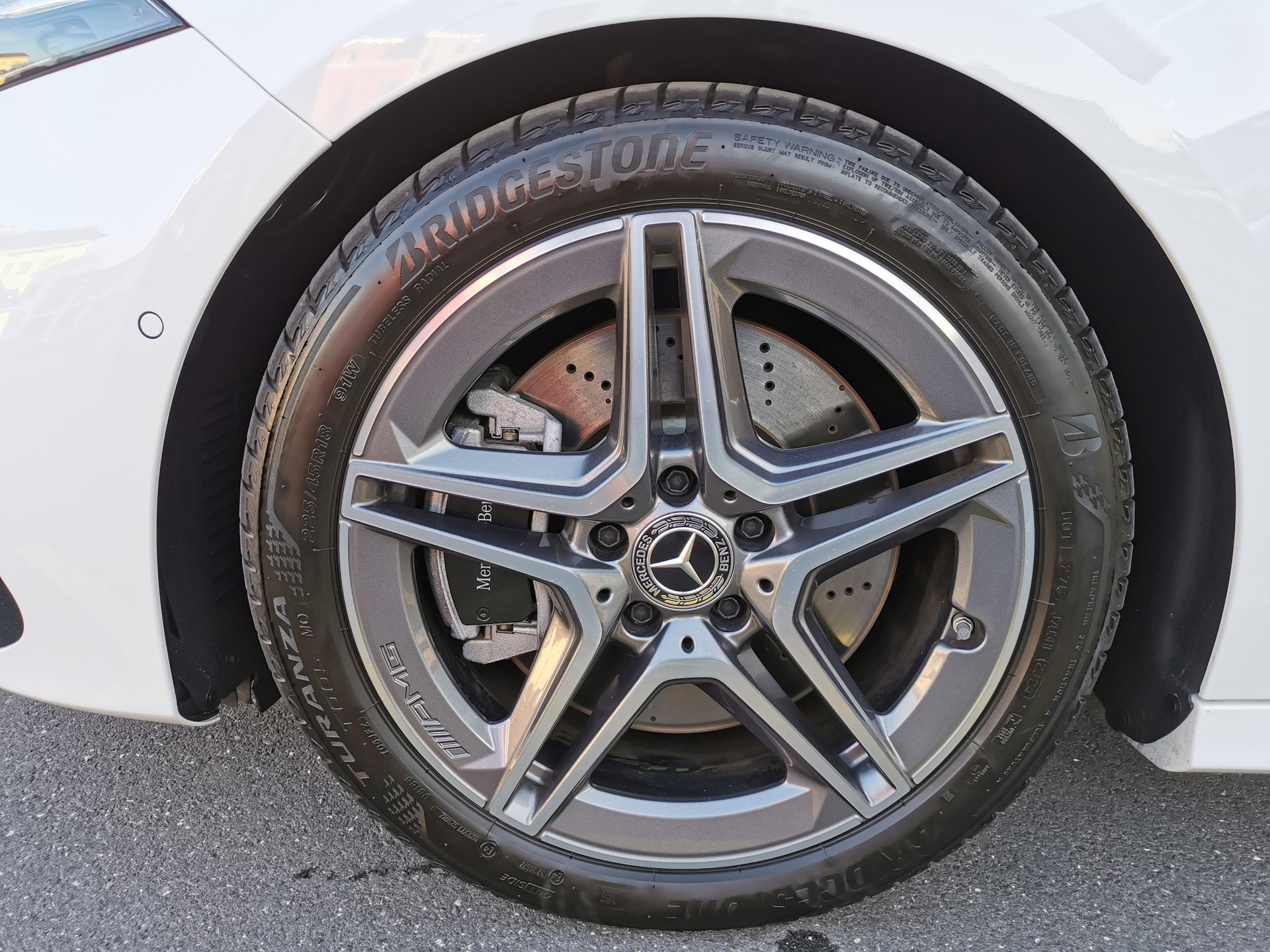 MERCEDES-BENZ A 250 AMG Line 4m Limousine-image-5