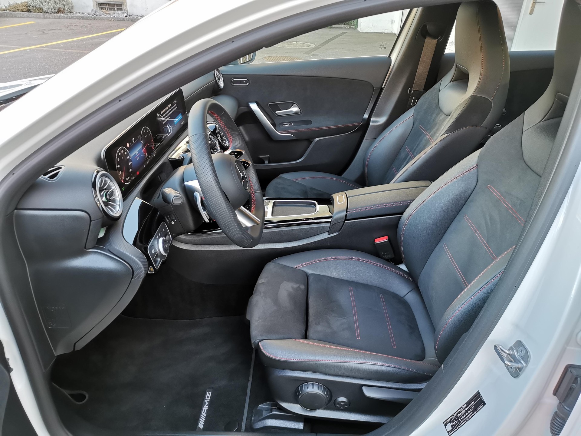 MERCEDES-BENZ A 250 AMG Line 4m Limousine-image-6