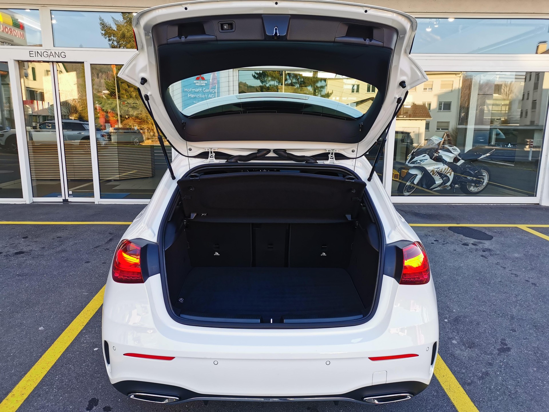 MERCEDES-BENZ A 250 AMG Line 4m Limousine-image-4
