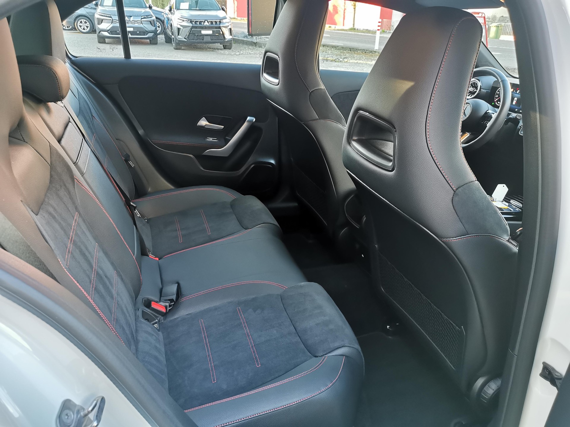MERCEDES-BENZ A 250 AMG Line 4m Limousine-image-7