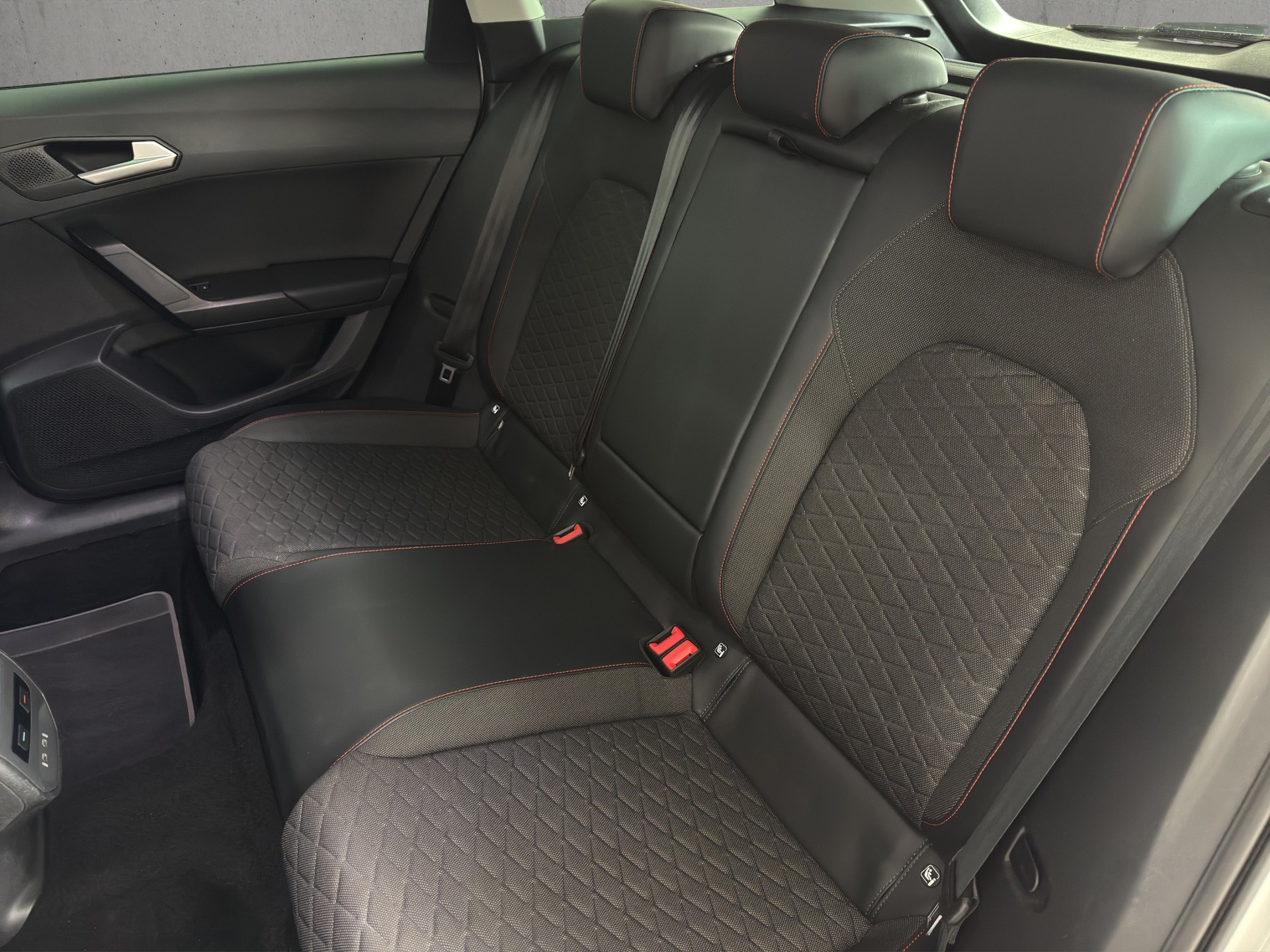 SEAT Leon ST 1.5 eTSI mHEV DSG FR "Navi-Winterpaket-Distronic"-image-9