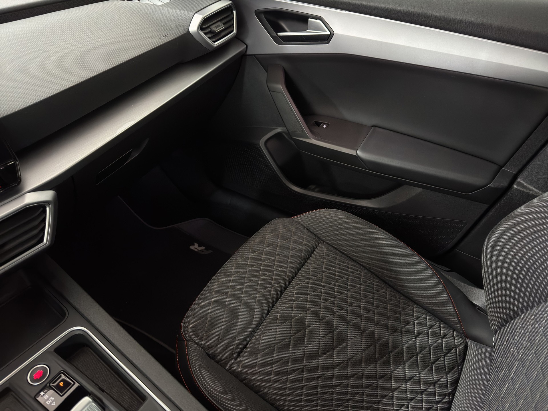 SEAT Leon ST 1.5 eTSI mHEV DSG FR "Navi-Winterpaket-Distronic"-image-19