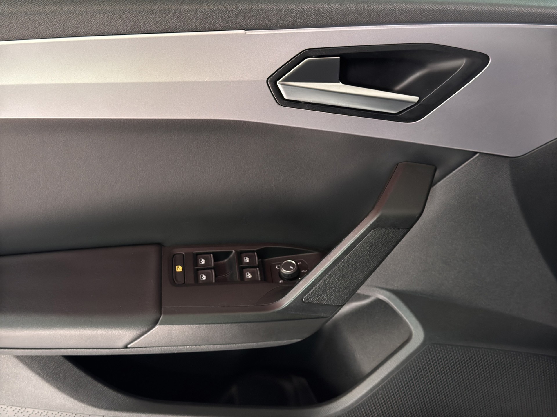 SEAT Leon ST 1.5 eTSI mHEV DSG FR "Navi-Winterpaket-Distronic"-image-8